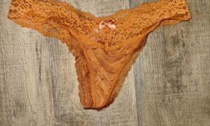 Orange Höschen – Kühl, geheimnisvoll & getragen